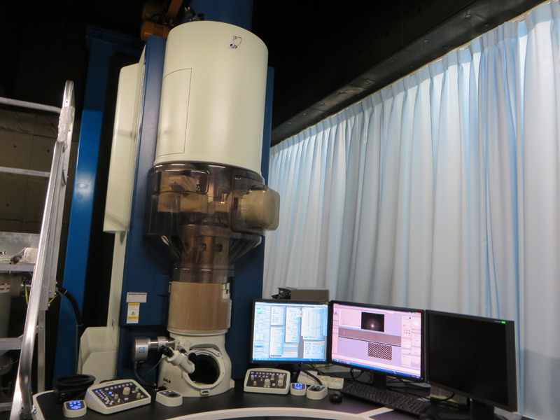 実動環境対応電子線ホログラフィー電子顕微鏡（JEM-ARM200F-B）