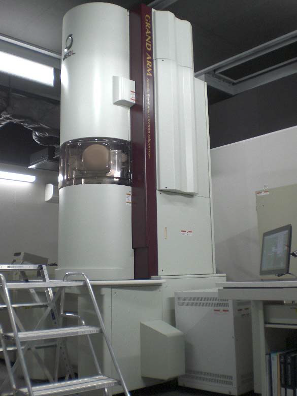 300kV収差補正電子顕微鏡（Grand-ARM）