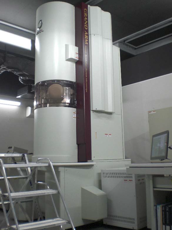 300kV収差補正電子顕微鏡(Grand-ARM)